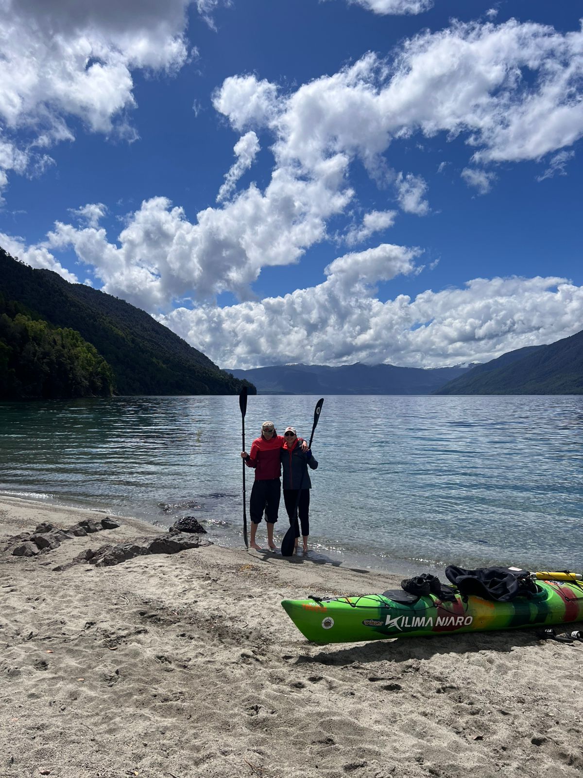 Kayakistas junto a la orilla del lago en la Araucanía
